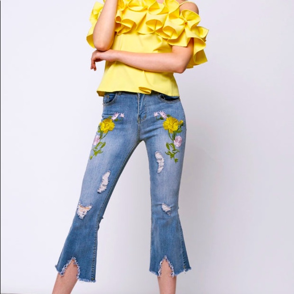 NWT Storets Hailey Flower Embroidery Jeans 💛